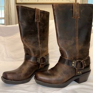 7.5M Brown moto boots